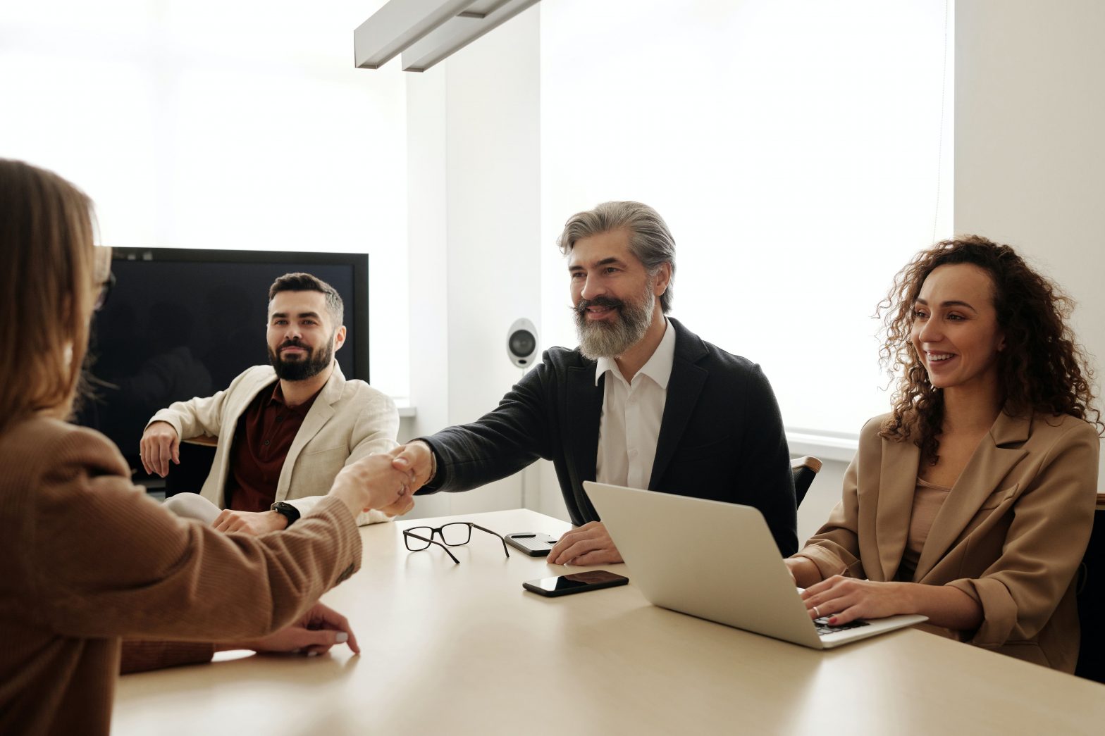 dentro de un contrato laboral pueden hallarse diversos pactos añadidos al mismo