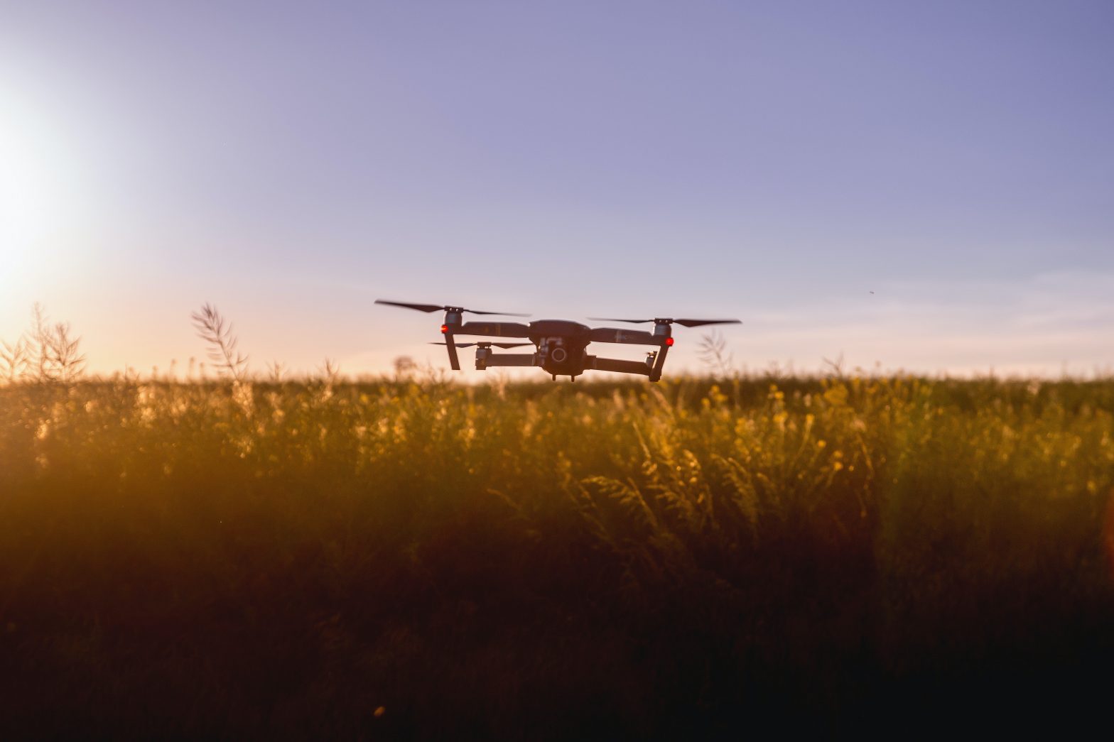 el dron debe ser pilotado por un profesional con conocimiento en el area