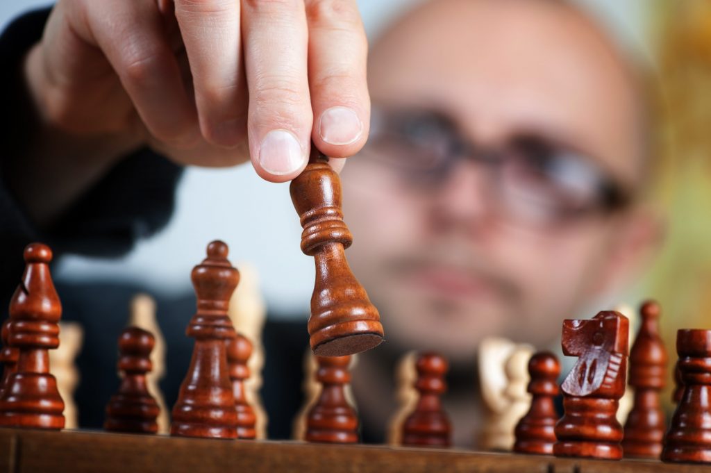 La mente y cerebro son partes fundamentales en el proceso de conocimiento, pero se deben diferenciar una de otra.