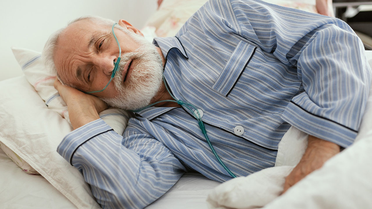 Страдающий старик. Больной старик в постели. Больной пожилой в кровати. Пожилой мужчина в кровати. Кровать для пожилых людей.