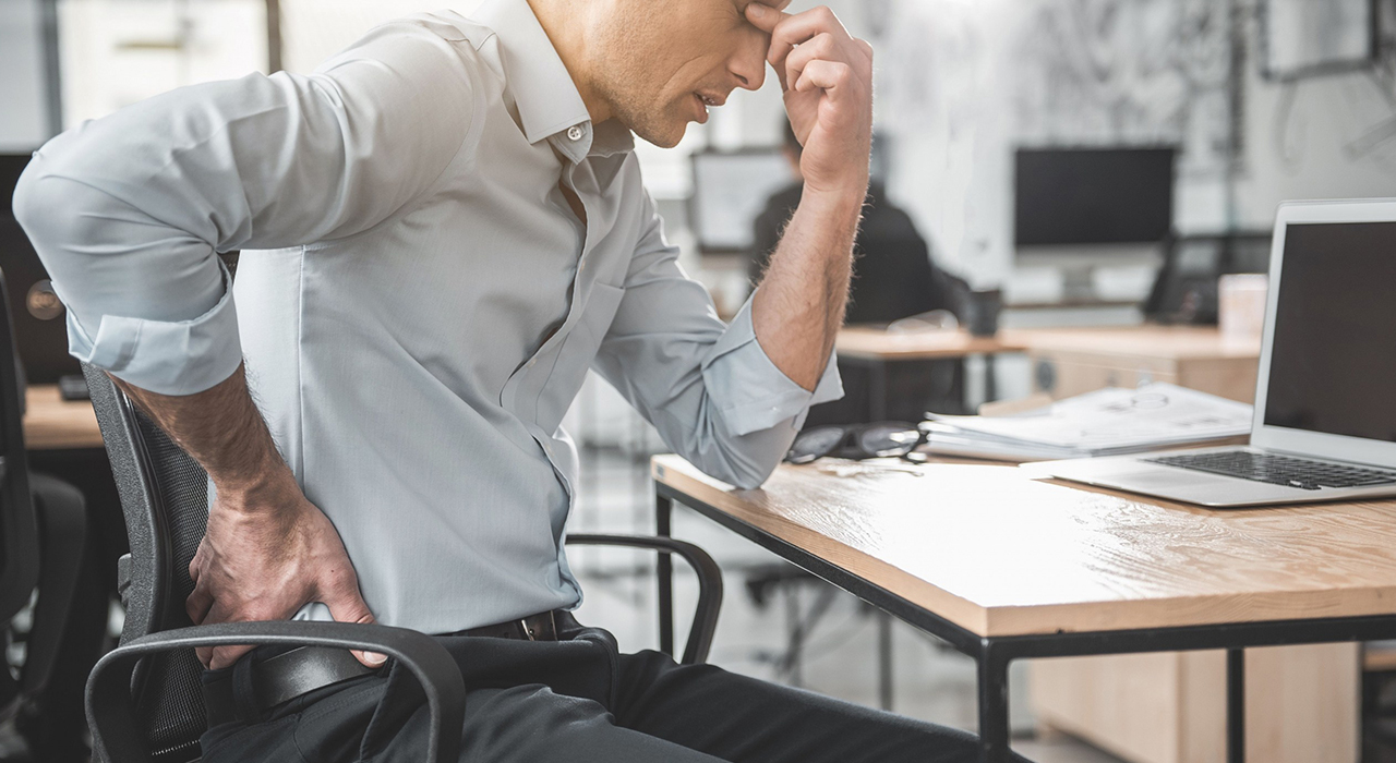 человек на работе. человек устраивается на работу. работающий человек сталкивается с. исполнительный сотрудник. люди в офисе.