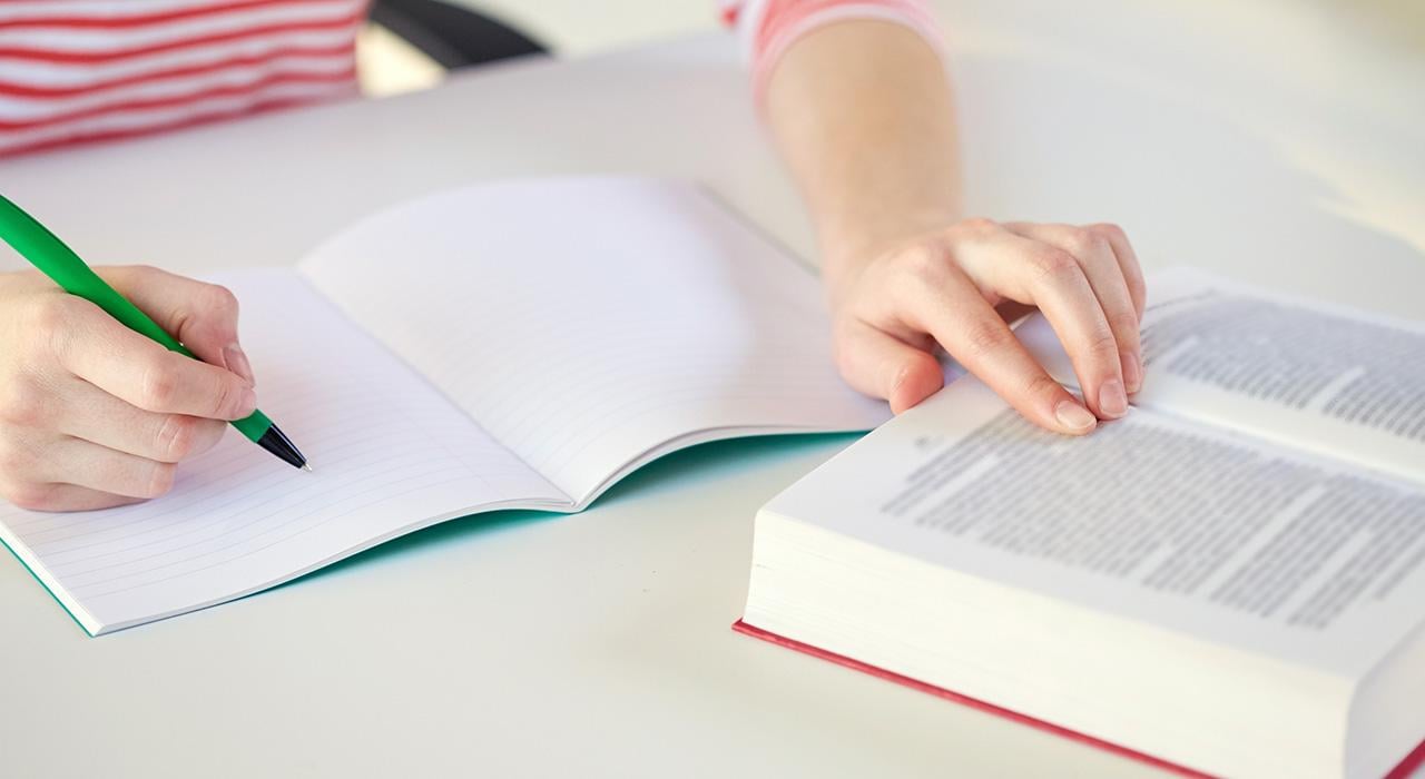 Писать учебники. 3d hands with book.