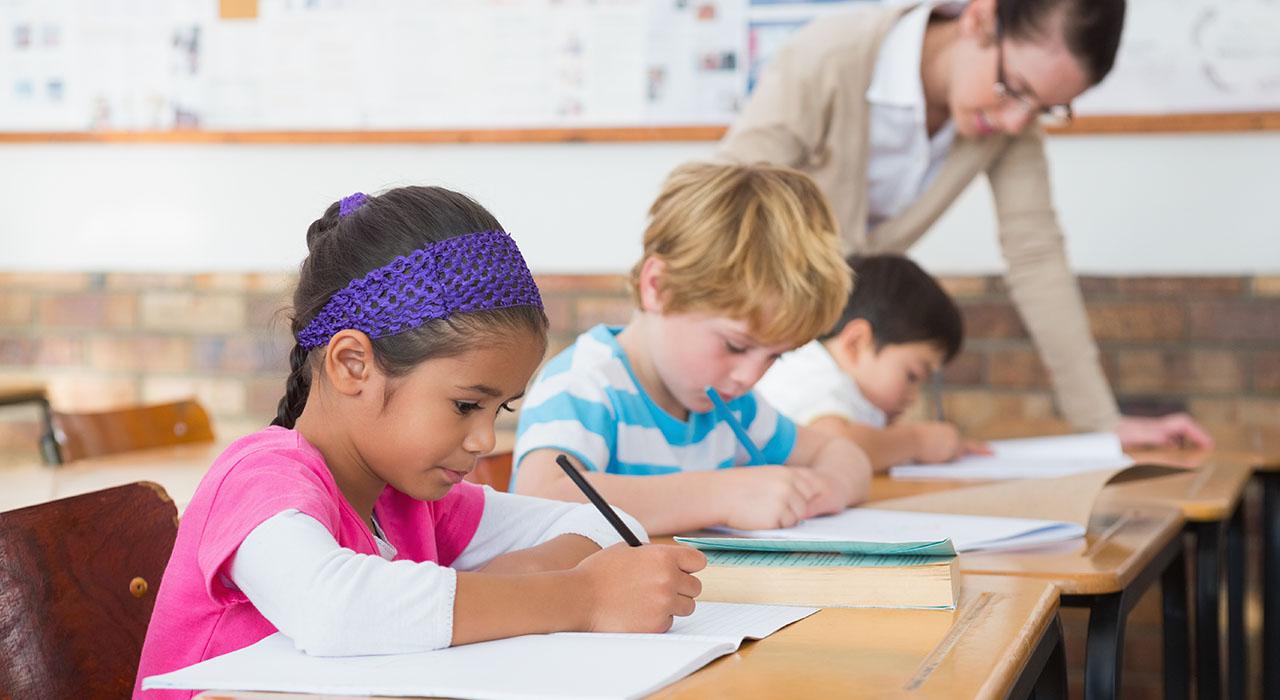 L am a pupil. Иллюстрация are you pupil. Elementary School students are in Front of their Desks.