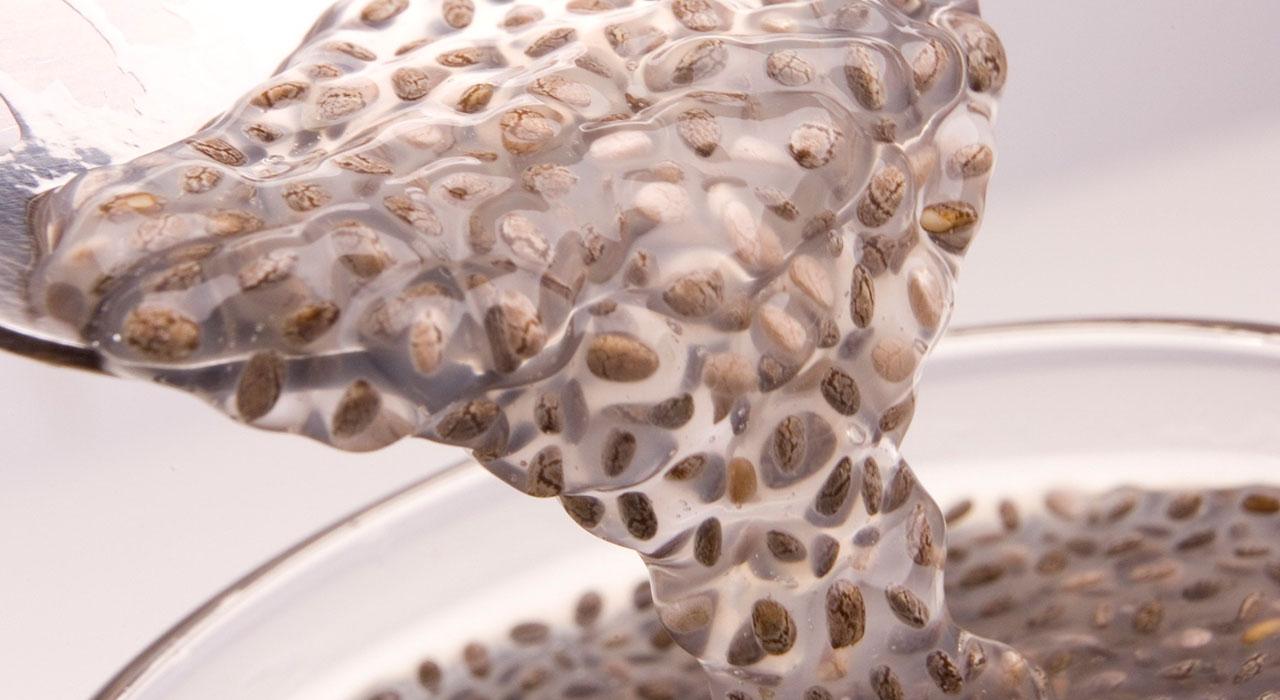 Семена чиа замоченные в воде. Как замочить семена чиа в воде. Смазать бисквит семенами чиа на молоке. Семена чиа в воде. Семена чиа разбухшие.